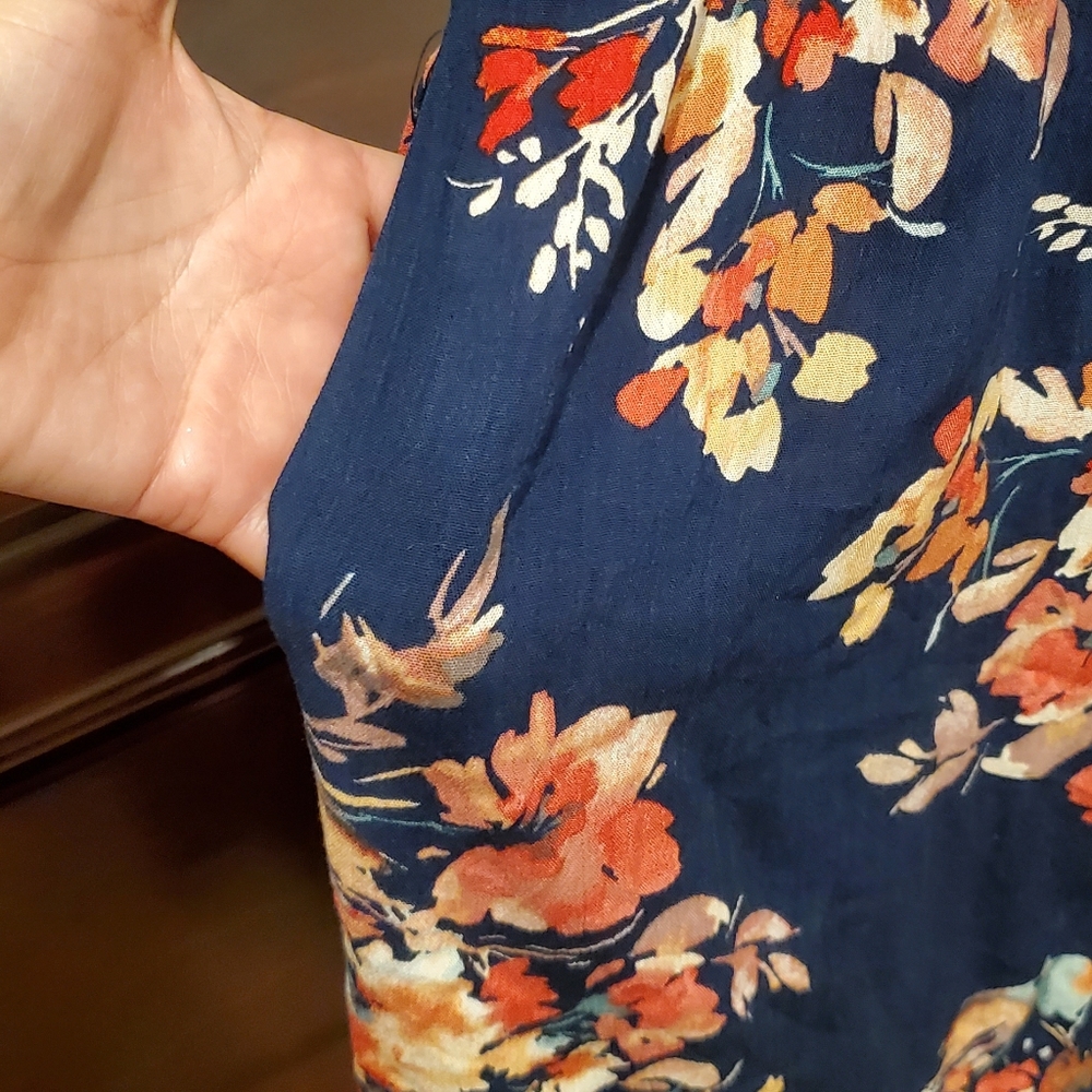 Torrid Women Navy Blue Floral Short Sleeve V Neck, Hidden Pockets, Size 3 - Picture 5 of 7
